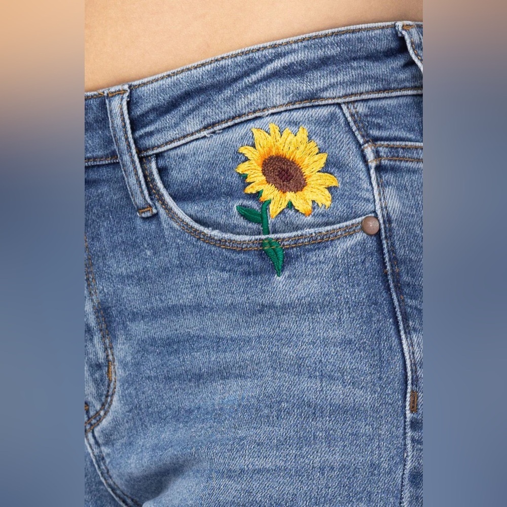 Judy Blue High Rise Relaxed Fit Sunflower Embroidered Jeans 88257 size 15/32 - Picture 4 of 6